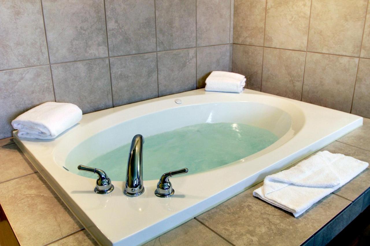 King Room with Spa Bath at Cobblestone Inn & Suites - Linton