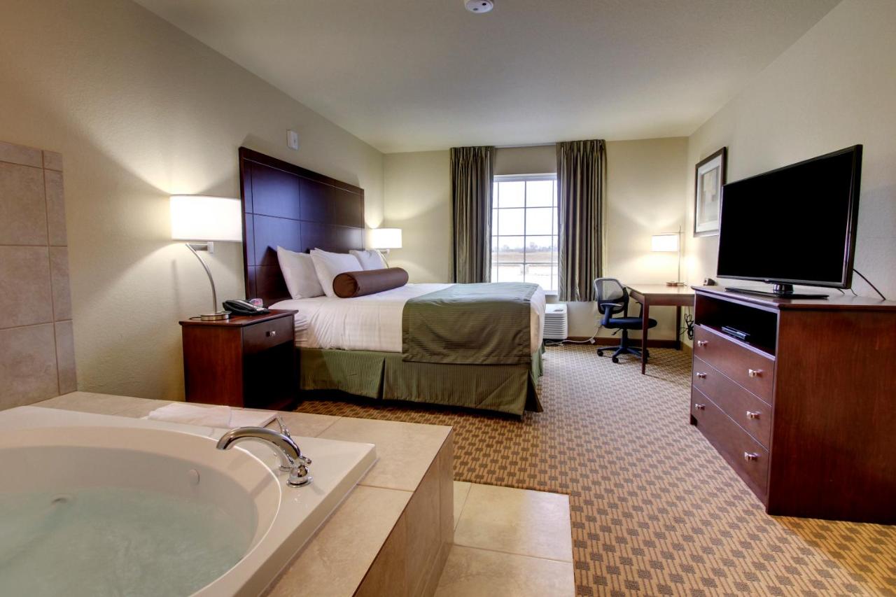 King Room with Spa Bath at Cobblestone Inn & Suites - Linton