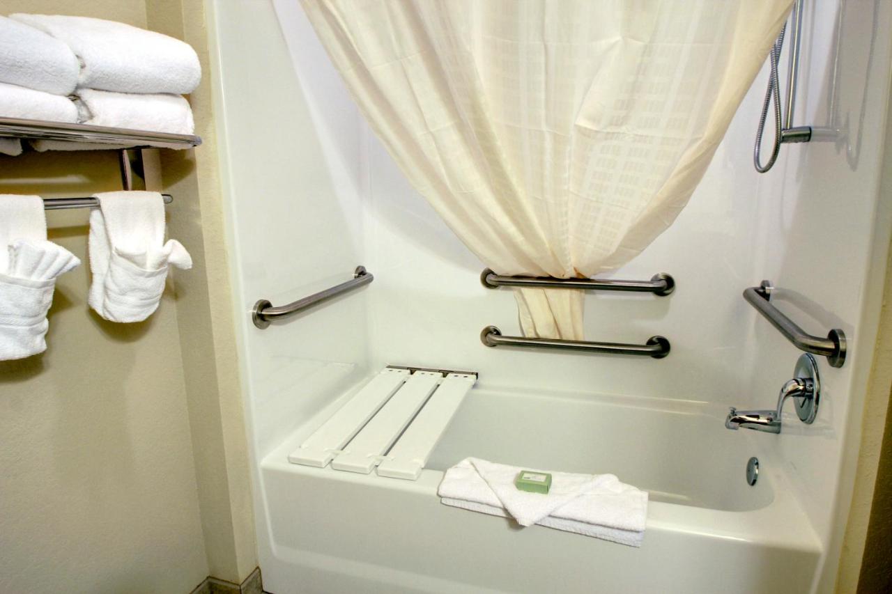 King Room - Disability Access at Cobblestone Inn & Suites - Linton
