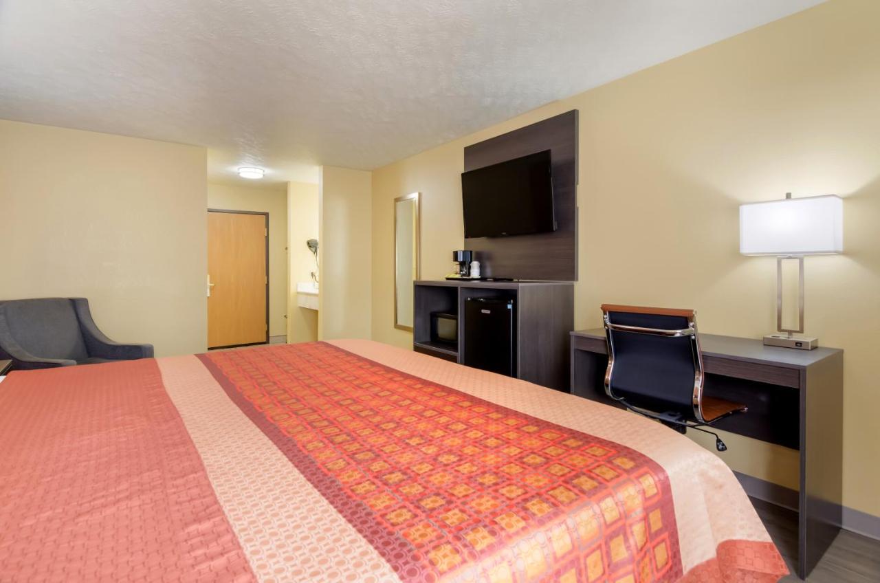 King Bed at Americas Best Value Inn & Suites Independence VA
