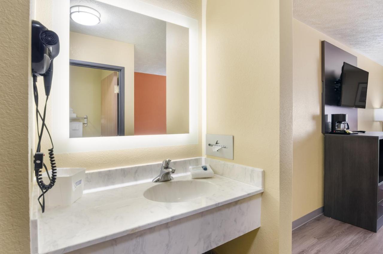 King Bed at Americas Best Value Inn & Suites Independence VA