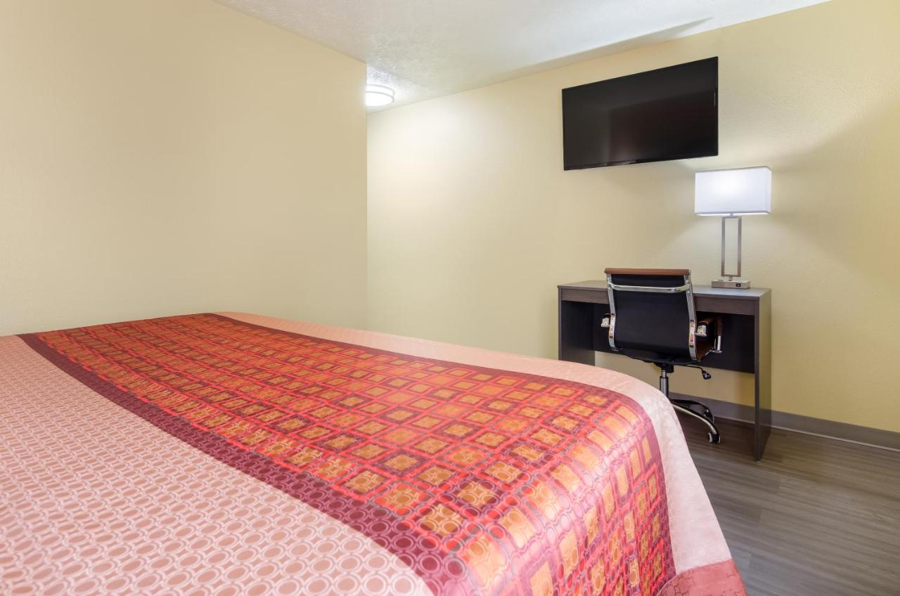 King Suite at Americas Best Value Inn & Suites Independence VA
