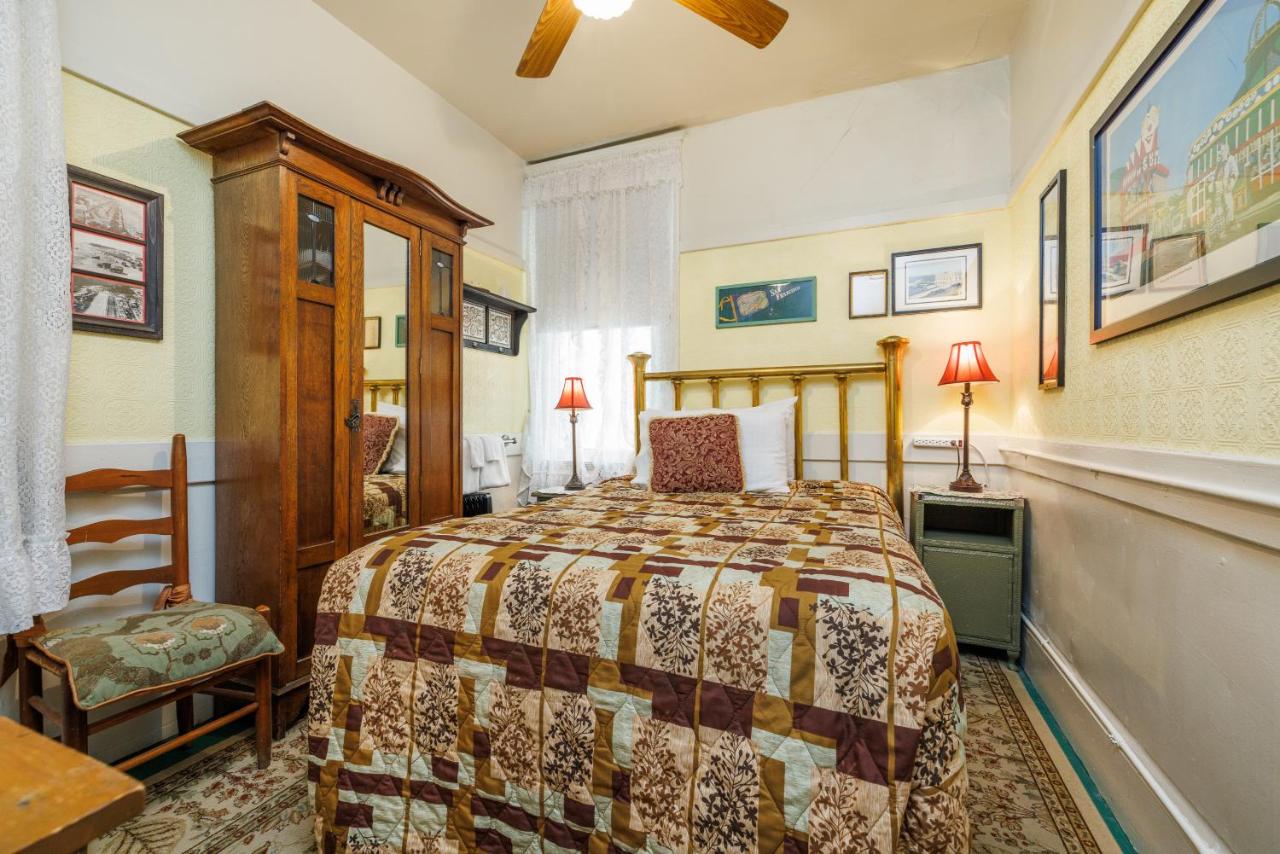 Double Room with Shared Bathroom at San Remo Hotel