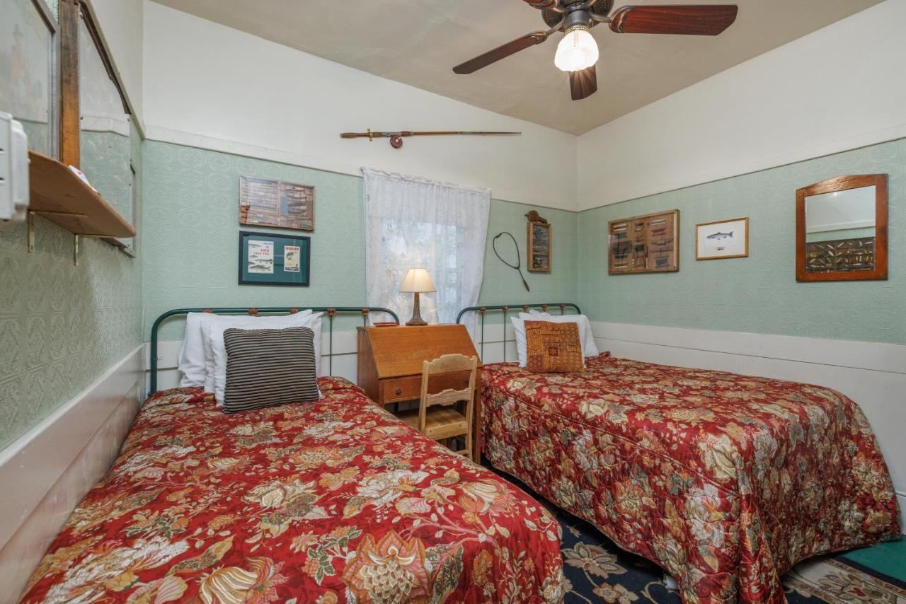 Two Twin-Sized Beds with Shared Bathroom at San Remo Hotel