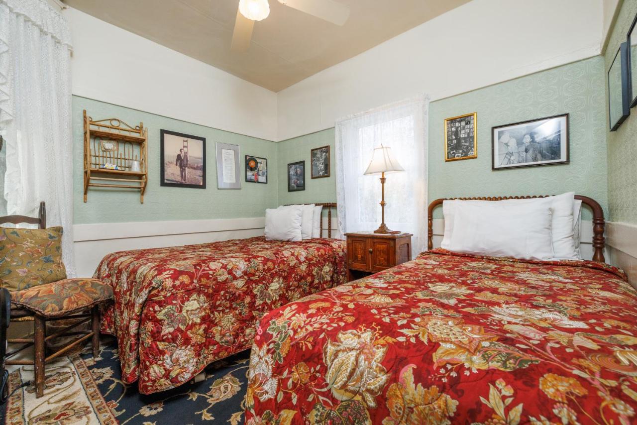 Two Twin-Sized Beds with Shared Bathroom at San Remo Hotel