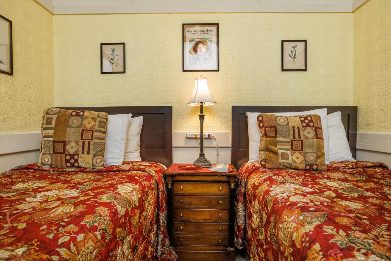 Two Twin-Sized Beds with Shared Bathroom at San Remo Hotel