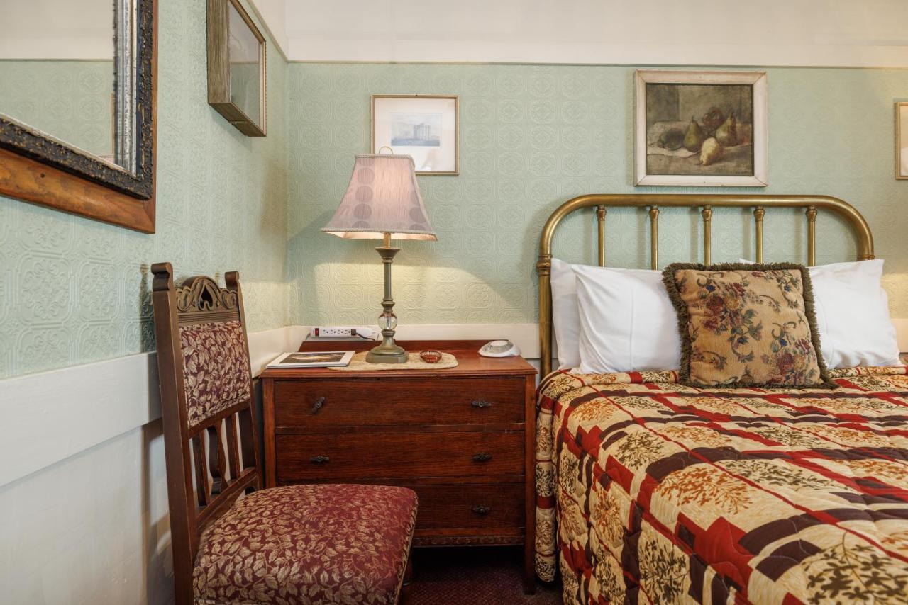 Double Room with Shared Bathroom at San Remo Hotel