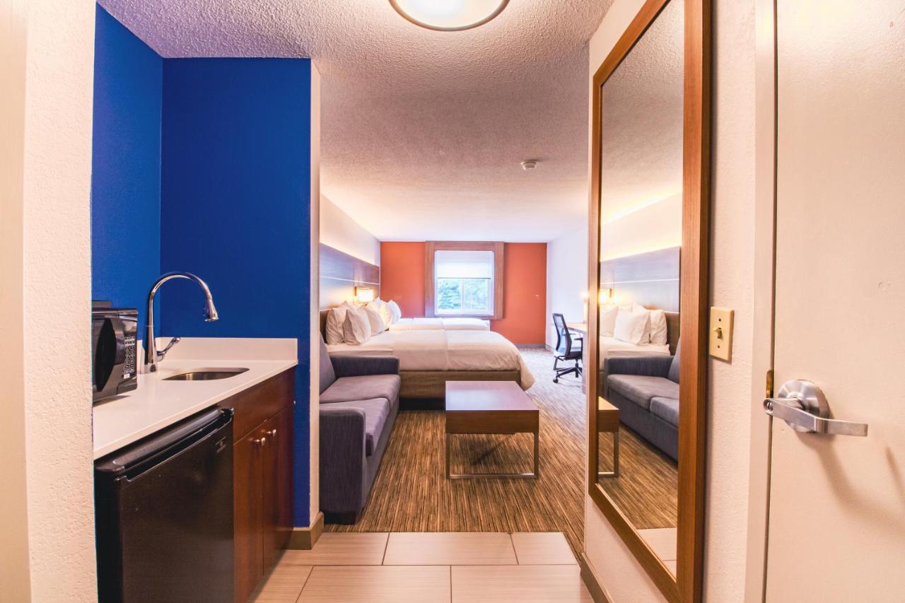 Queen Suite at Holiday Inn Express & Suites Lincoln East - White Mountains by IHG