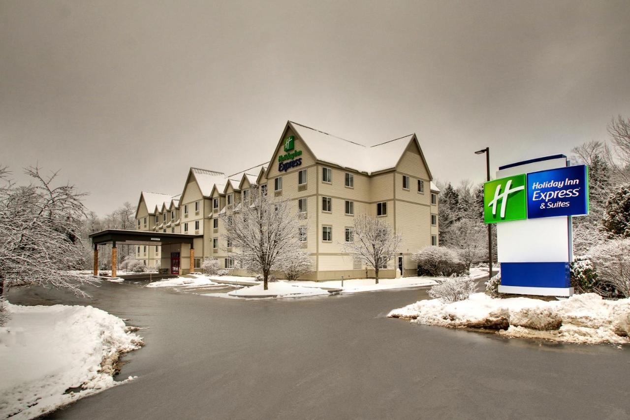 Double Room with Two Double Beds- Disability Access Tran Shower/Non-Smoking at Holiday Inn Express & Suites Lincoln East - White Mountains by IHG