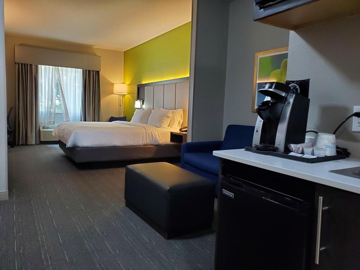 King Suite at Holiday Inn Express Hotel & Suites Pearland by IHG