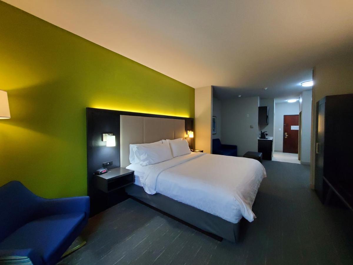 King Suite at Holiday Inn Express Hotel & Suites Pearland by IHG