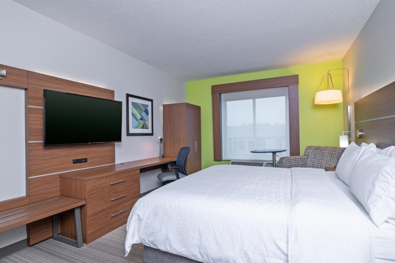 King Room - Non-Smoking at Holiday Inn Express Hotel & Suites Woodbridge by IHG