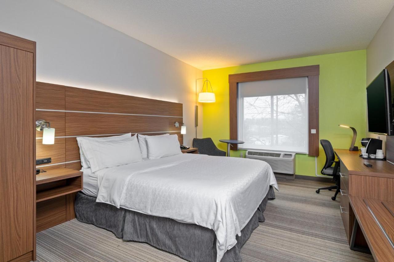 King Room - Mobility Access/Hearing Accessible at Holiday Inn Express Hotel & Suites Woodbridge by IHG