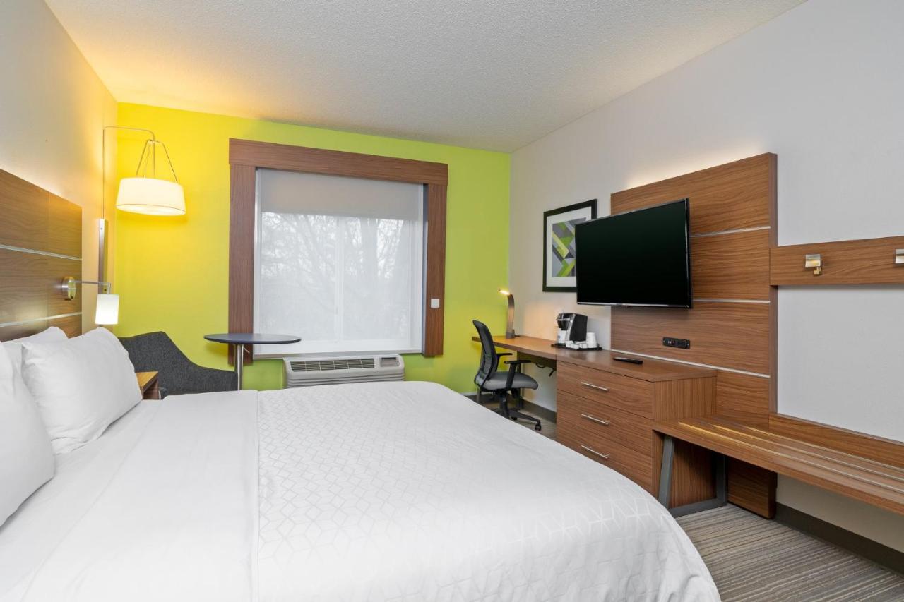 King Room - Mobility Access/Hearing Accessible at Holiday Inn Express Hotel & Suites Woodbridge by IHG