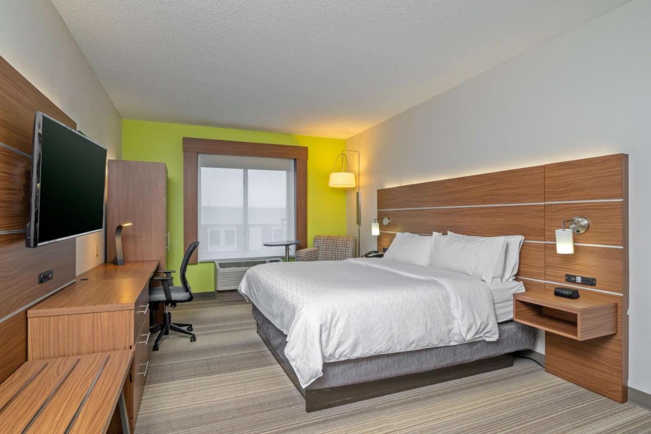 King Room - Non-Smoking at Holiday Inn Express Hotel & Suites Woodbridge by IHG