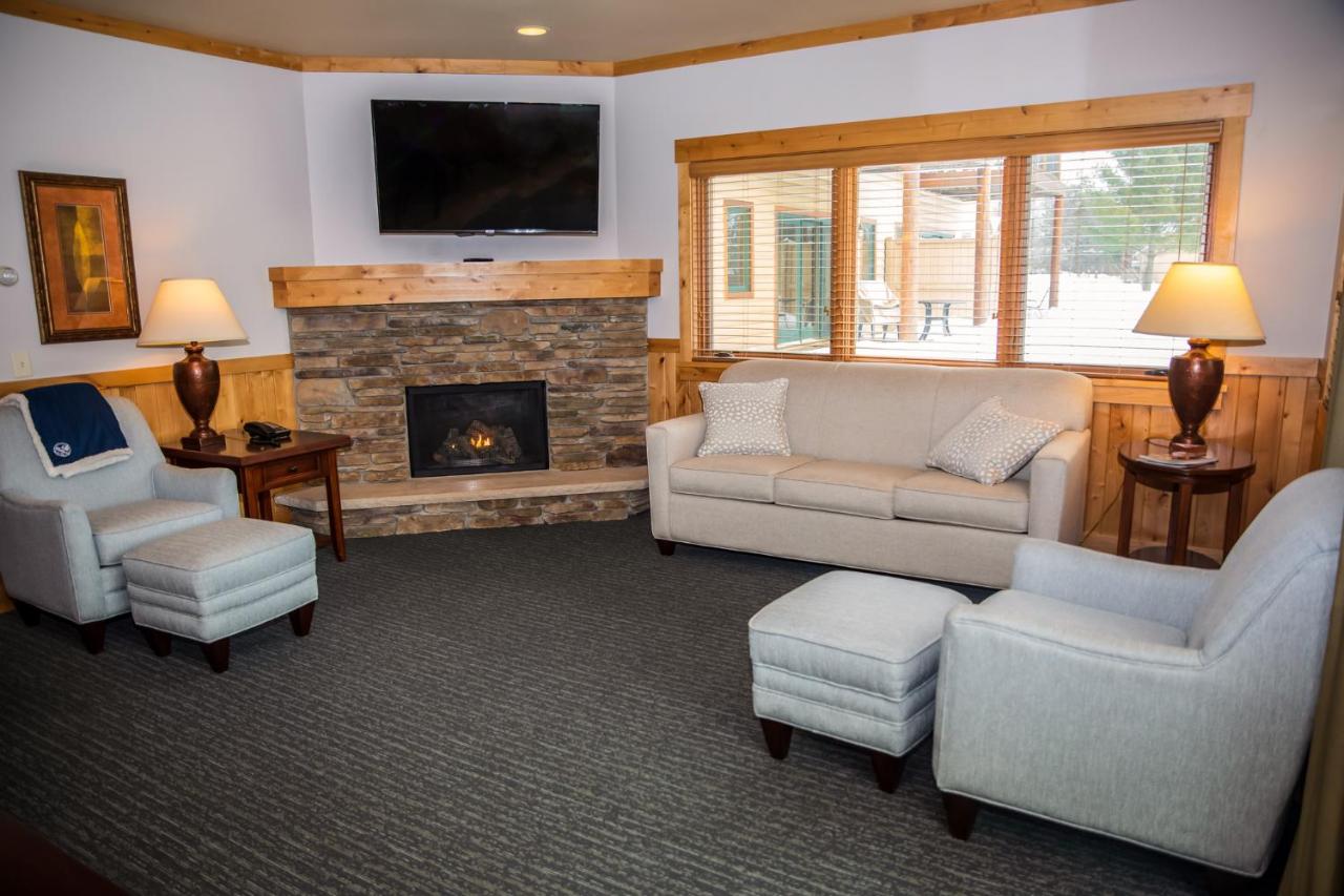 Deluxe King Suite at Ruttgers Bay Lake Lodge