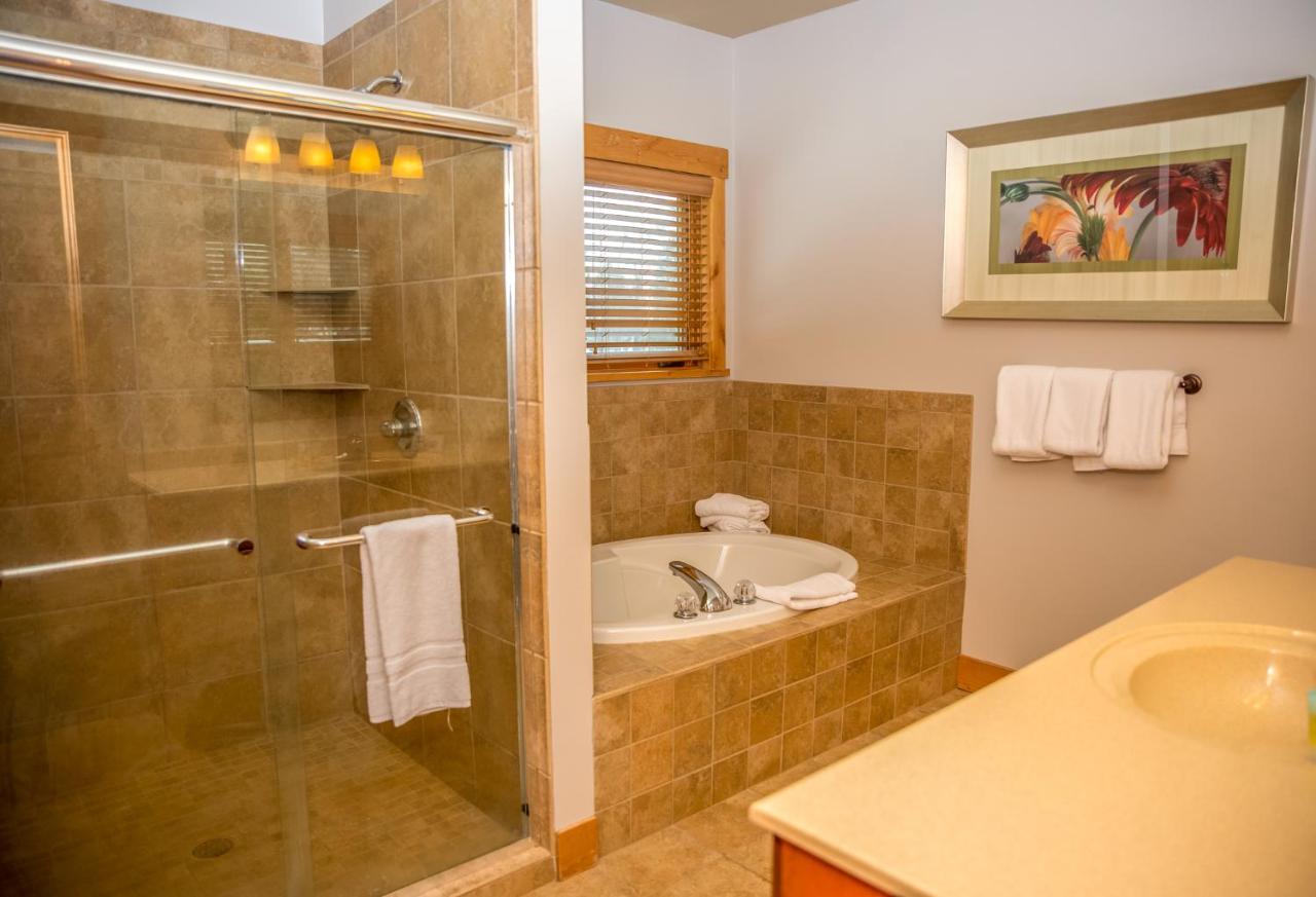 Deluxe King Suite at Ruttgers Bay Lake Lodge
