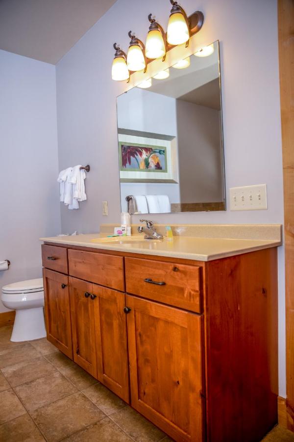 Deluxe King Suite at Ruttgers Bay Lake Lodge
