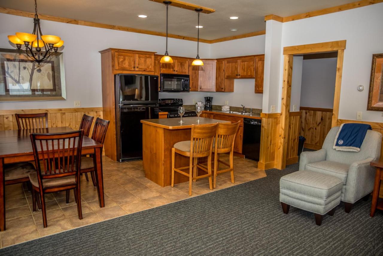 Deluxe King Suite at Ruttgers Bay Lake Lodge