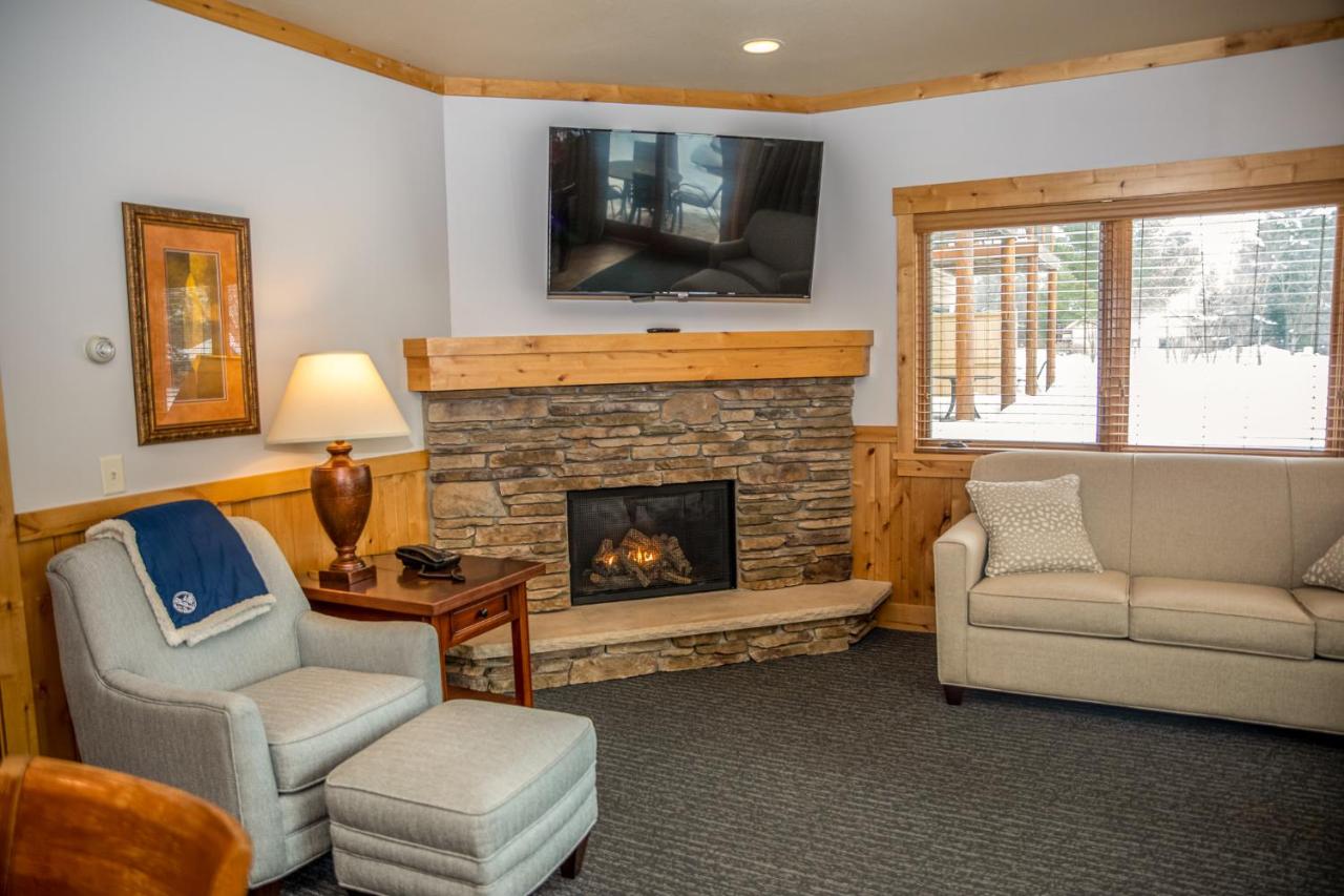 Deluxe King Suite at Ruttgers Bay Lake Lodge