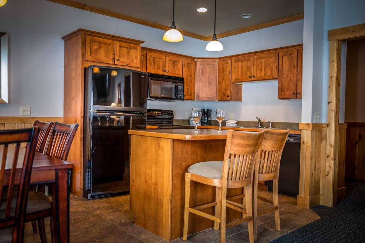 Deluxe King Suite at Ruttgers Bay Lake Lodge