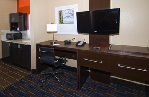 King Room with Bath Tub - Disability Access/Non-Smoking at Holiday Inn Express Hotel & Suites Fulton by IHG