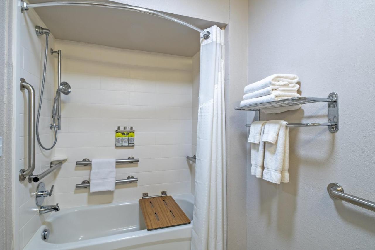King Room - Mobility Access/Hearing Accessible at Holiday Inn Express Hotel & Suites Woodbridge by IHG