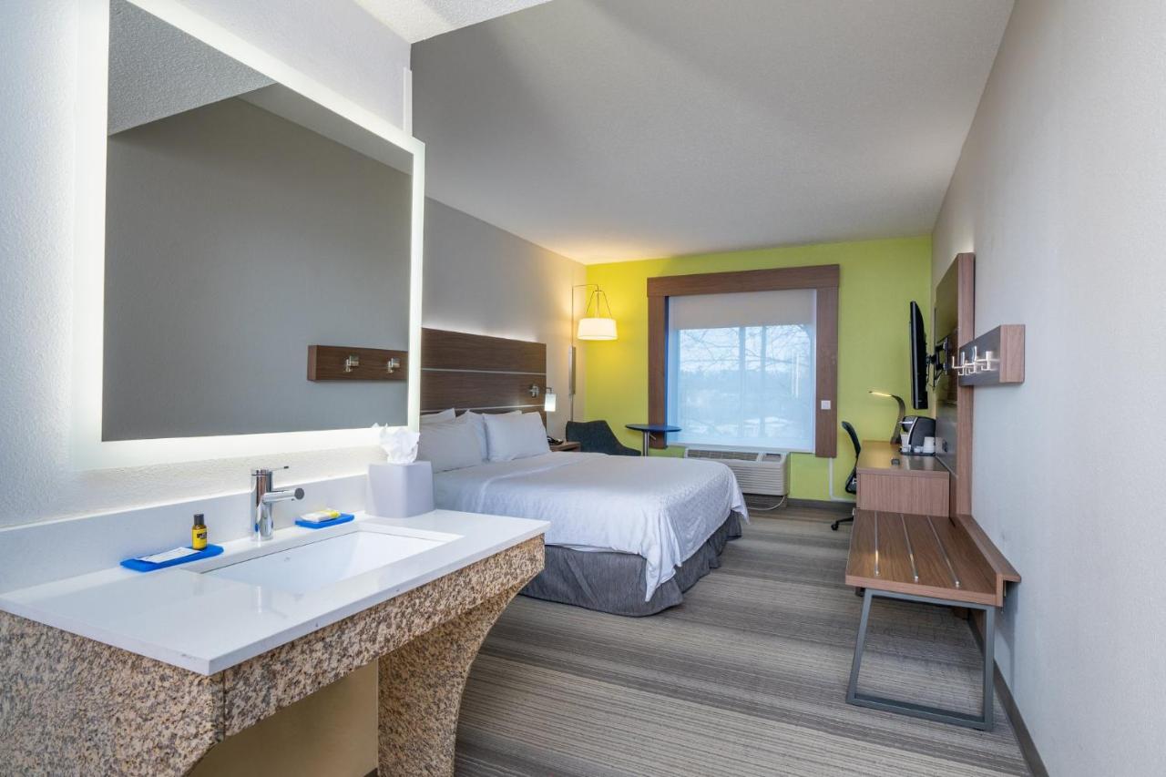 King Room - Mobility Access/Hearing Accessible at Holiday Inn Express Hotel & Suites Woodbridge by IHG