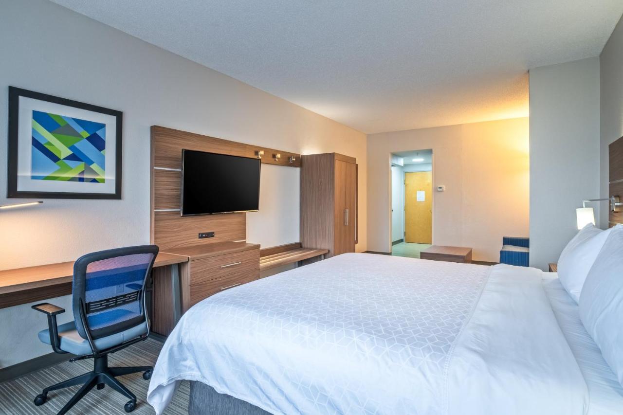 King Suite with Sofa Bed - Non-Smoking at Holiday Inn Express Hotel & Suites Woodbridge by IHG