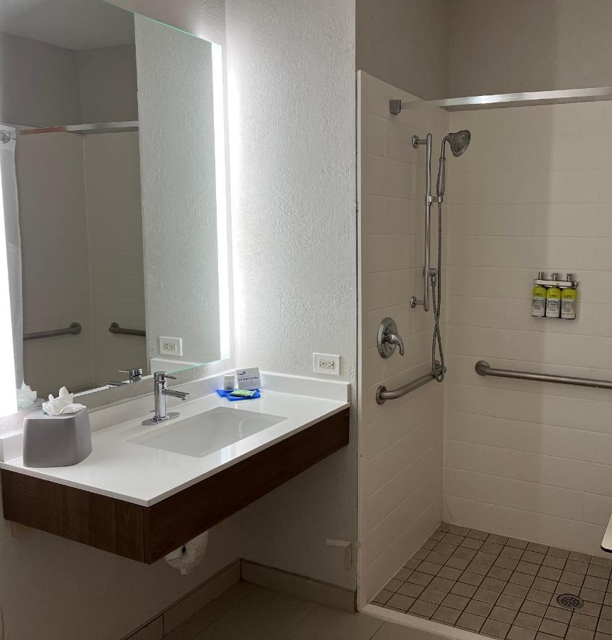 King Room - Hearing Accessible - Roll-in Shower at Holiday Inn Express & Suites Waukegan by IHG