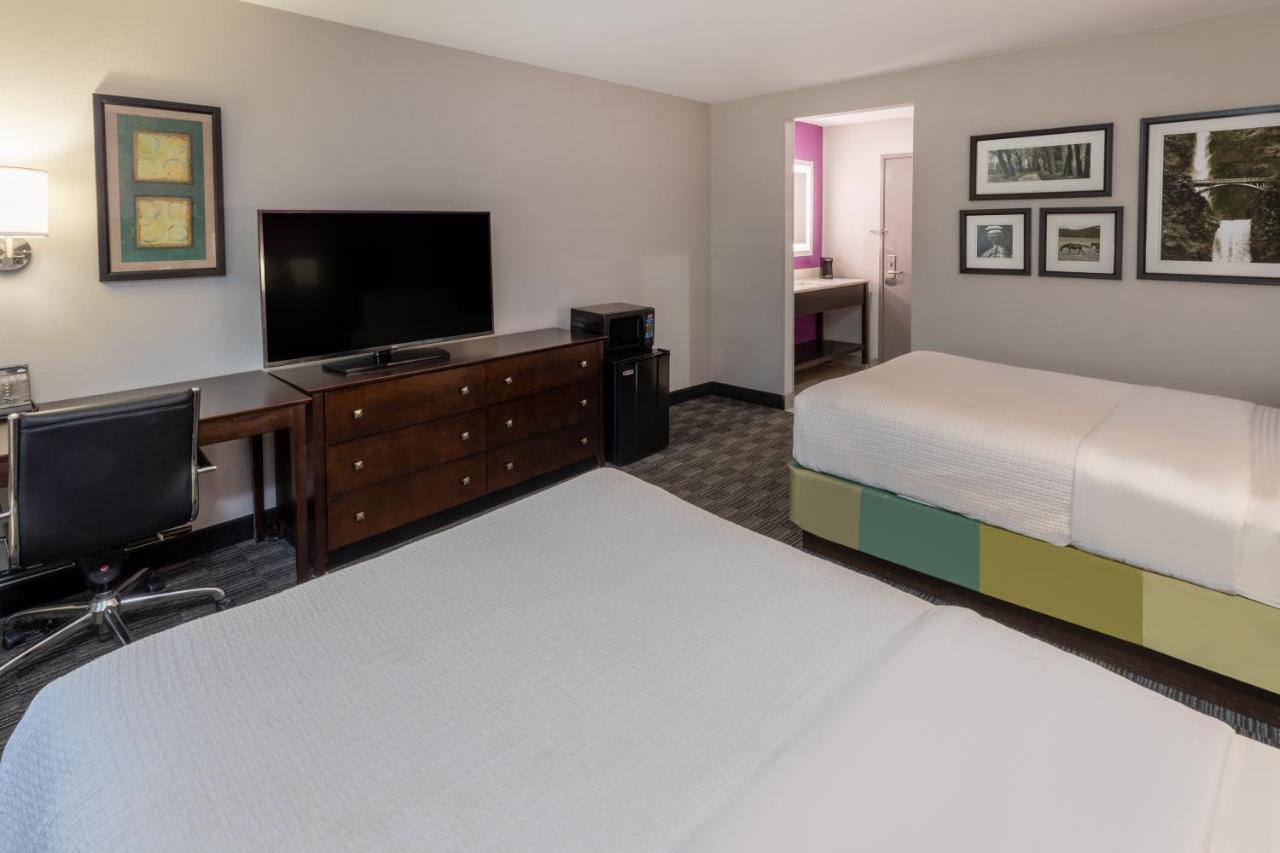 Deluxe Double Room with Two Double Beds at La Quinta Inn & Suites by Wyndham Houston NW Brookhollow