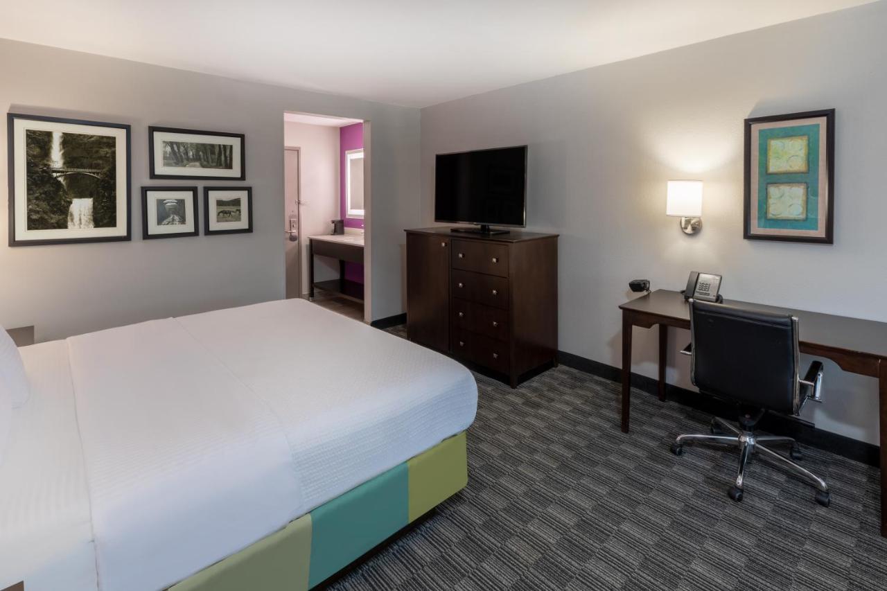 King Room at La Quinta Inn & Suites by Wyndham Houston NW Brookhollow