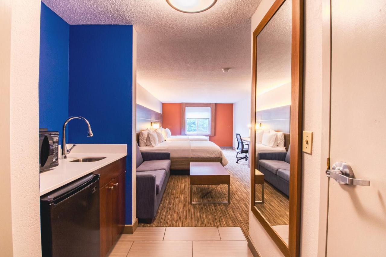 Queen Suite at Holiday Inn Express & Suites Lincoln East - White Mountains by IHG
