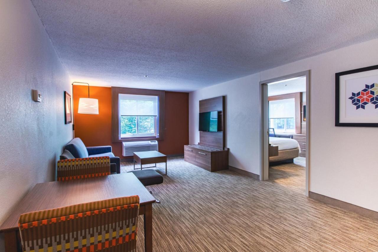 Queen Suite at Holiday Inn Express & Suites Lincoln East - White Mountains by IHG