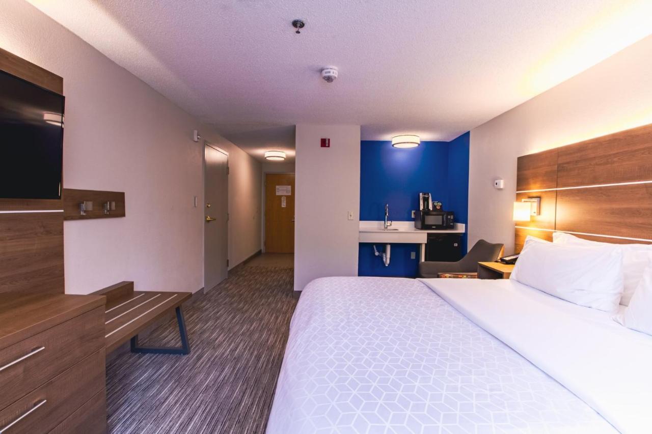 King Room - Disability Access/Hearing Accessible at Holiday Inn Express & Suites Lincoln East - White Mountains by IHG