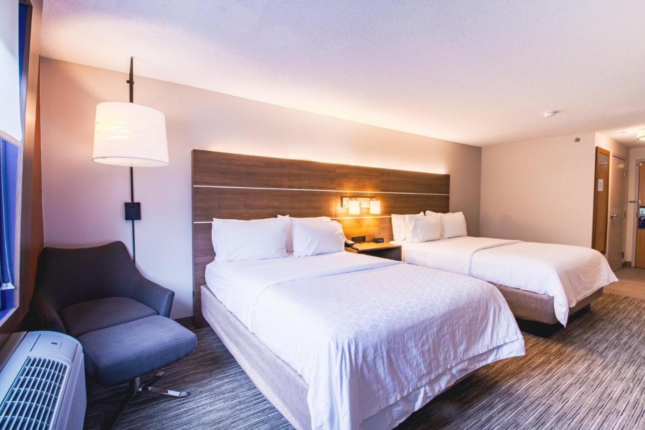 Queen Room with Two Queen Beds at Holiday Inn Express & Suites Lincoln East - White Mountains by IHG