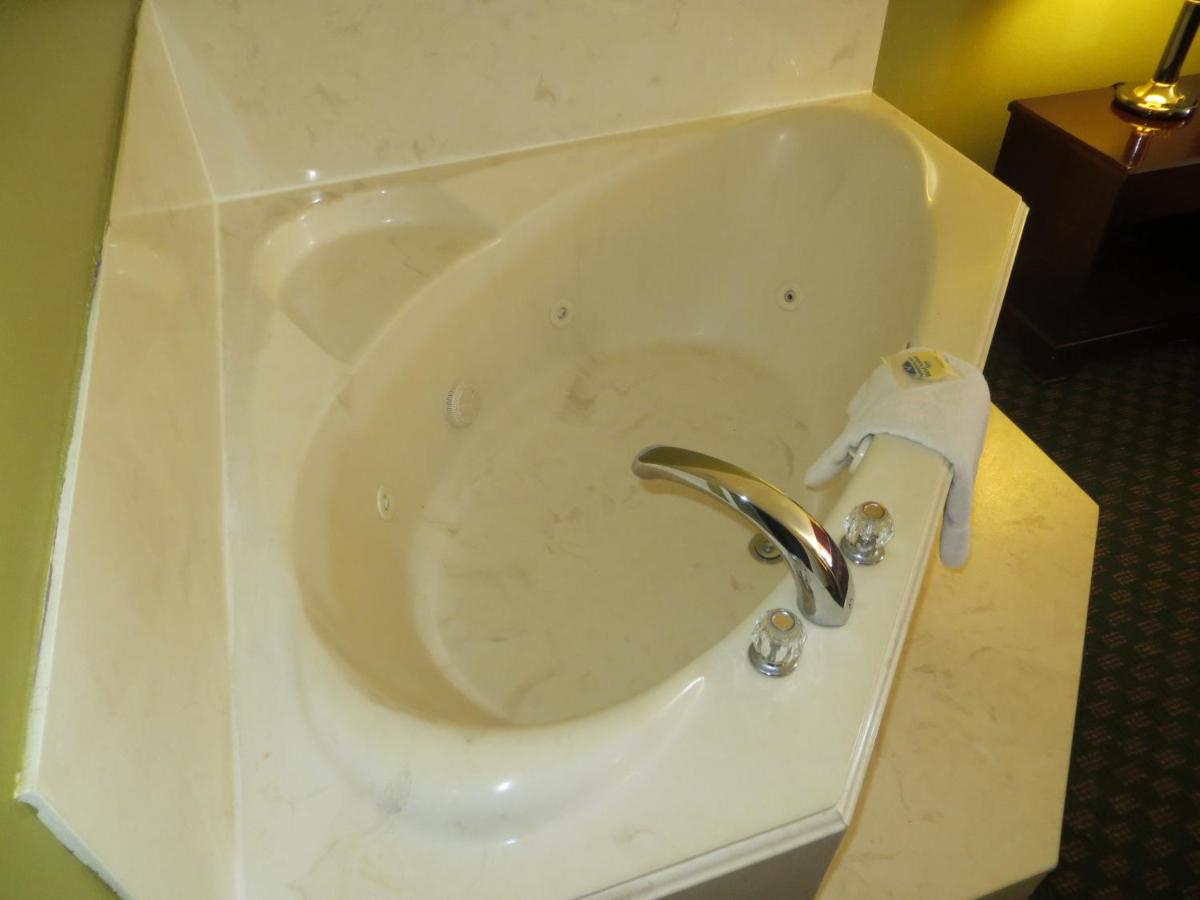 King Room with Hot Tub at Americas Best Value Inn & Suites Hempstead Prairie View
