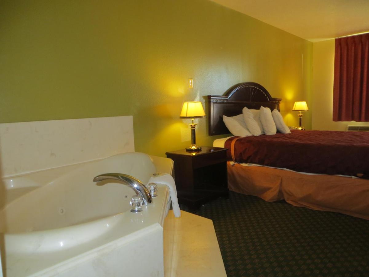 King Room with Hot Tub at Americas Best Value Inn & Suites Hempstead Prairie View