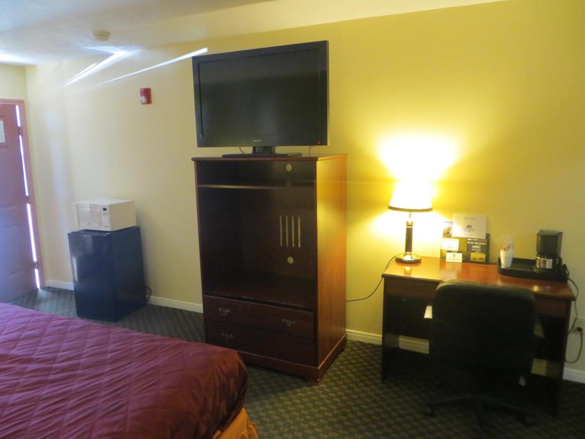 King Room with Hot Tub at Americas Best Value Inn & Suites Hempstead Prairie View