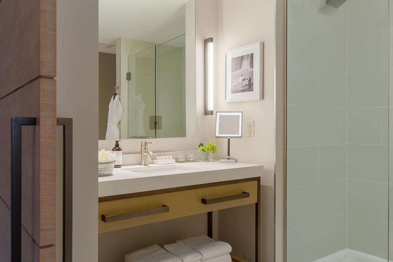 Deluxe King Room at Hotel Commonwealth