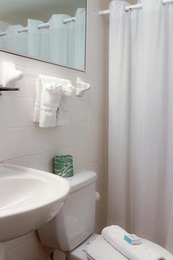 Superior King with Kitchenette- Free Parking at Beach Place Hotel