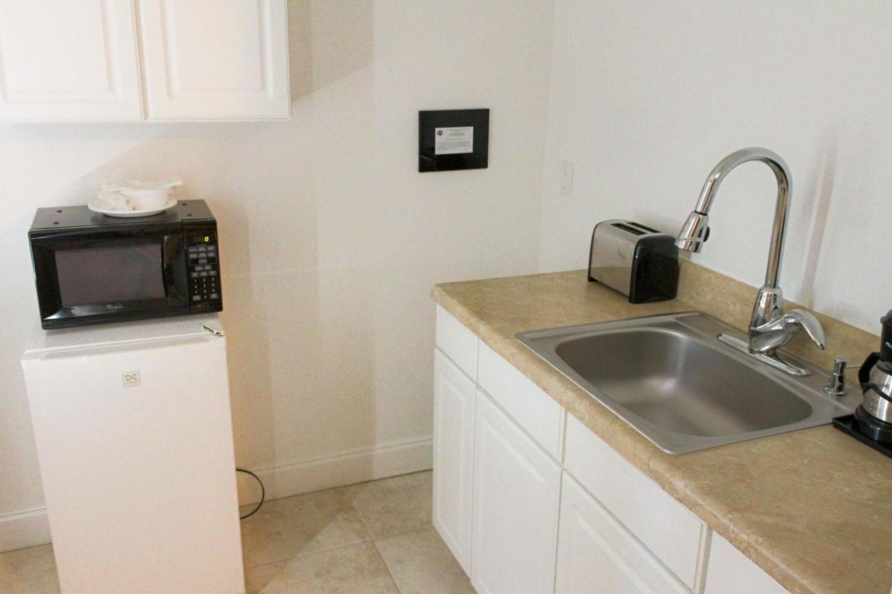 Superior King with Kitchenette- Free Parking at Beach Place Hotel