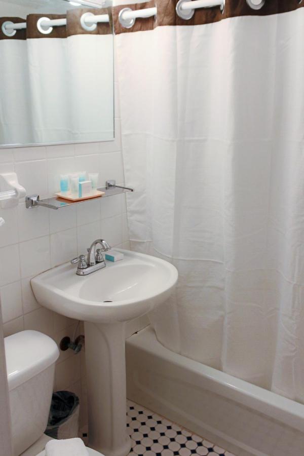 Two-Bedroom Suite - Free Parking at Beach Place Hotel
