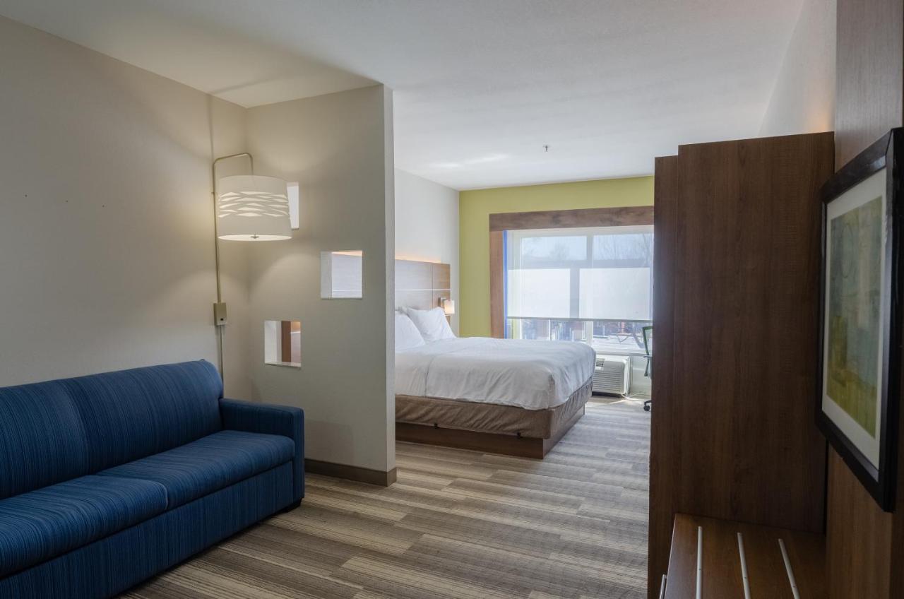 King Suite at Holiday Inn Express Atlanta Airport West - Camp Creek Market by IHG