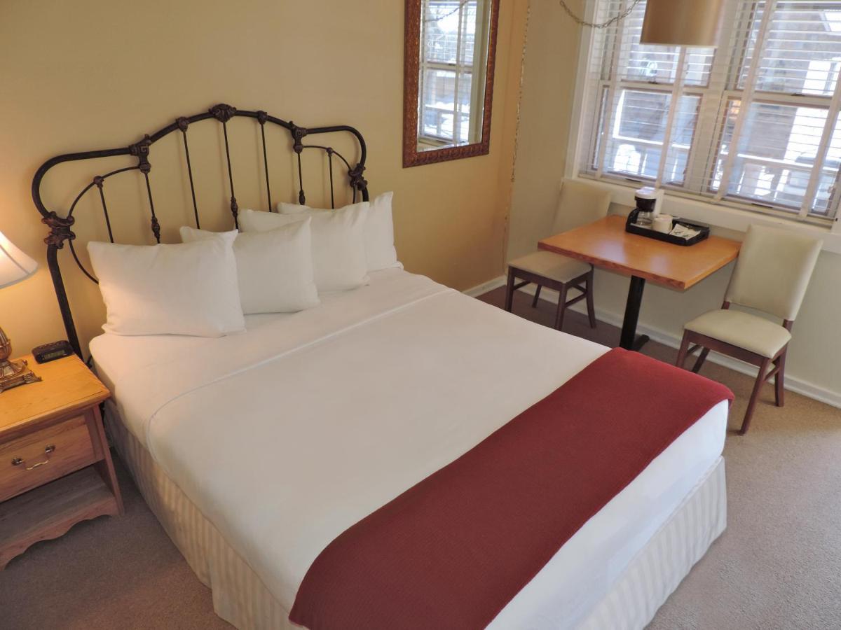 Classic One Queen Bed at The Victorian Inn