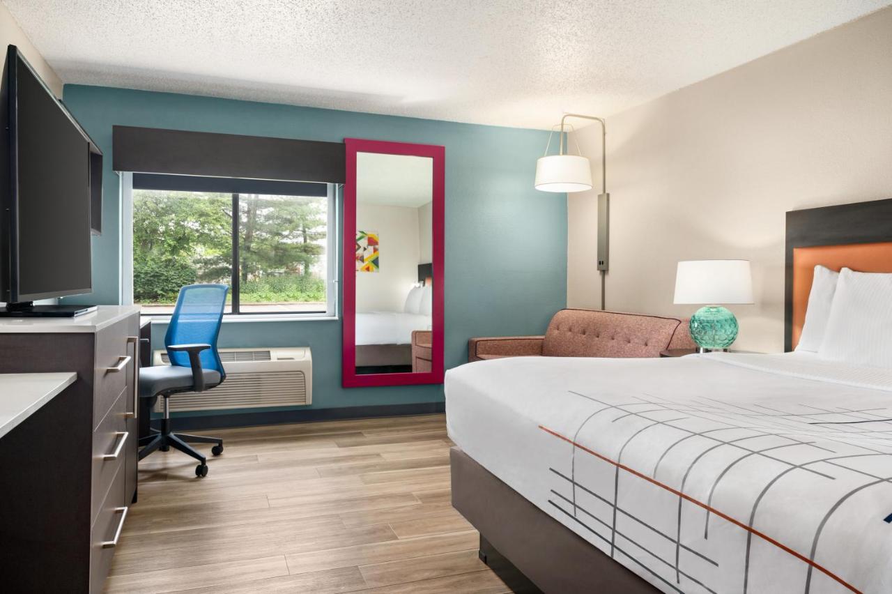 Deluxe King Room at La Quinta Inn by Wyndham Columbus Dublin