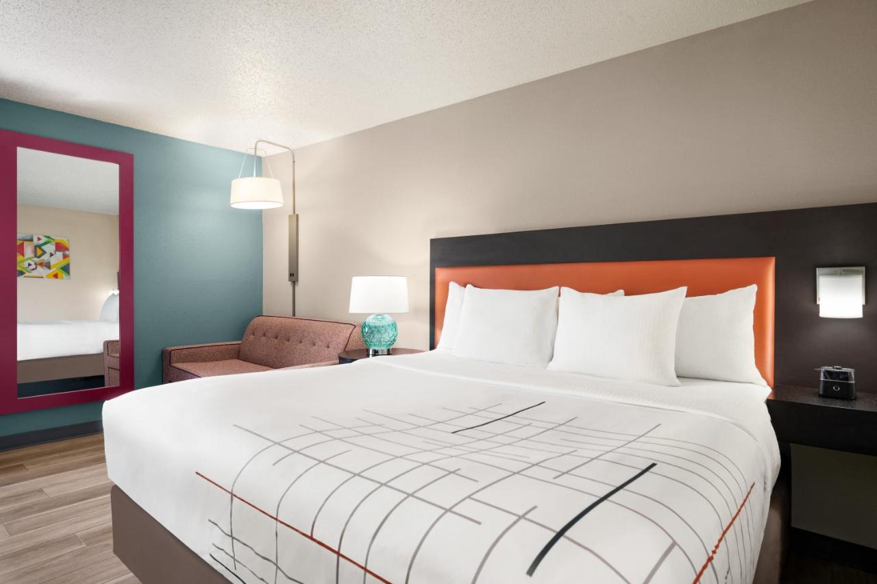 Deluxe King Room at La Quinta Inn by Wyndham Columbus Dublin