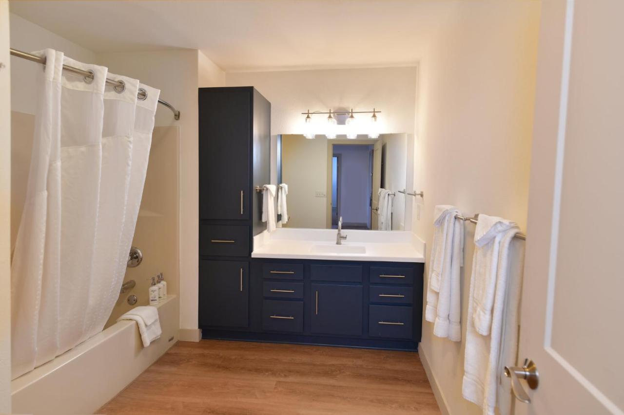 Presidential Suite with Three Bedrooms and Kitchen at Holiday Inn Express Wisconsin Dells by IHG