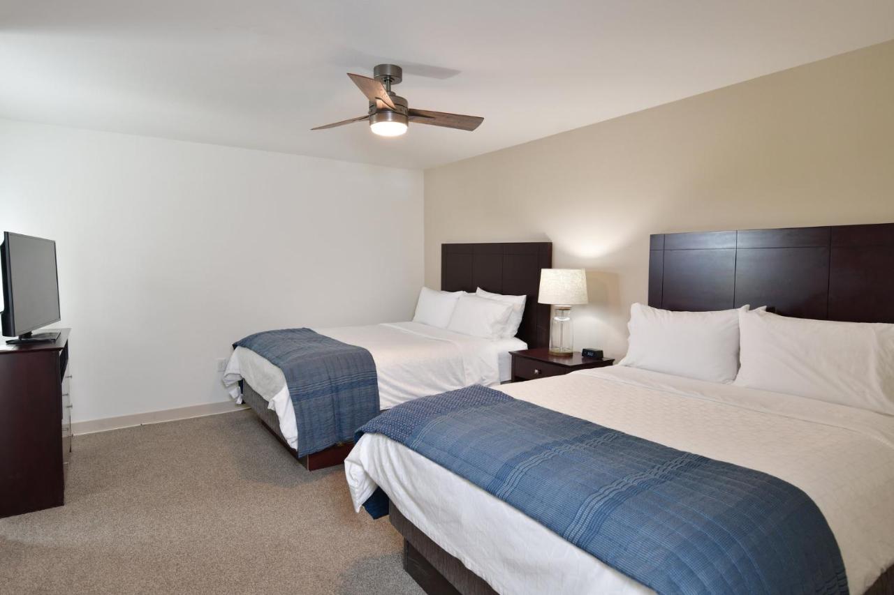 Presidential Suite with Three Bedrooms and Kitchen at Holiday Inn Express Wisconsin Dells by IHG