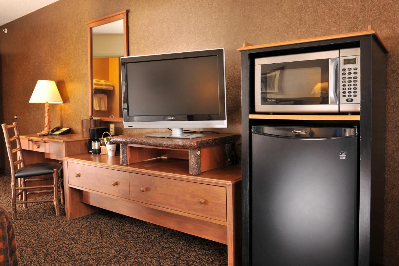 Deluxe King Room at Cedar Creek Hotel Wausau - Rothschild
